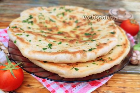 Фото рецепта Хлебные лепёшки со сливочным маслом, петрушкой и чесноком на сковороде