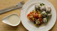 Фото рецепта Фрикадельки и овощная запеканка с соусом «Бешамель»