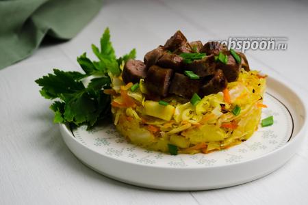 Фото рецепта Капуста с жареными колбасками 