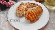 Фото рецепта Жареные свиные стейки на сковороде-гриль