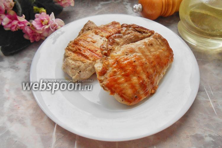 Фото Жареные свиные стейки на сковороде-гриль