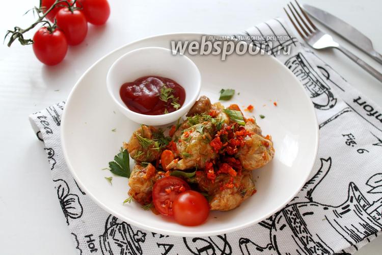 Фото Жареная свинина с луком и помидорами на сковороде