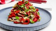Фото рецепта Куриный салат с печёными баклажанами и перцем