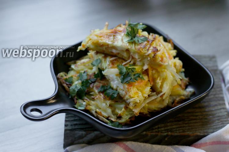 Фото Глазунья, приготовленная в овощном оладушке на сковороде