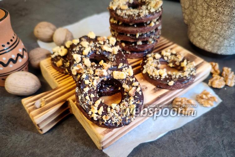Фото Песочные шоколадные кольца с глазурью и орехами 