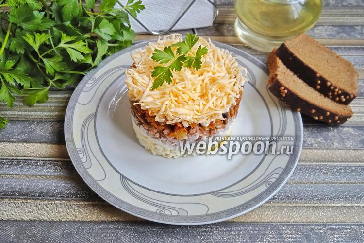 Фото Слоёный салат с тунцом грибами и морковью 