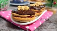 Фото рецепта Бисквитные пирожные с повидлом и шоколадной глазурью 