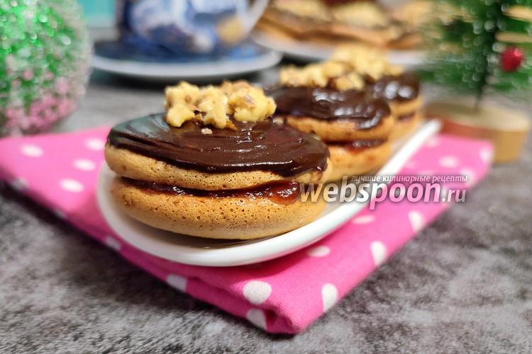 Фото Бисквитные пирожные с повидлом и шоколадной глазурью 