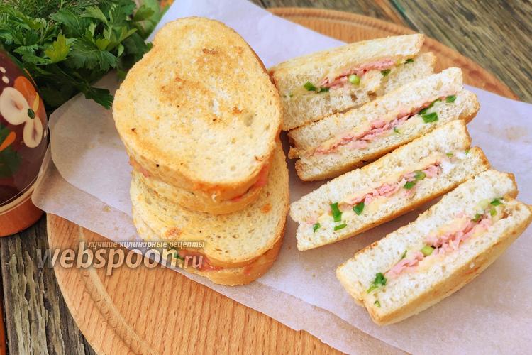Фото Сэндвич с сосиской, зелёным луком и сыром