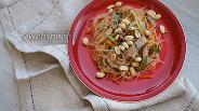 Фото рецепта Фунчоза с говядиной, арахисом, овощами и острой заправкой
