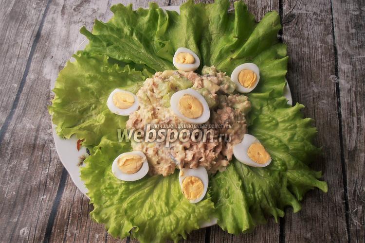 Фото Кето салат с горбушей и перепелиными яйцами