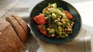 Фото рецепта Салат из консервированного нута, кресс-салата и авокадо