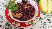 Фото рецепта Салат из краснокочанной капусты с яблоками и изюмом