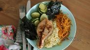 Фото рецепта Боул с булгуром, овощами, рыбой, чипсами нори