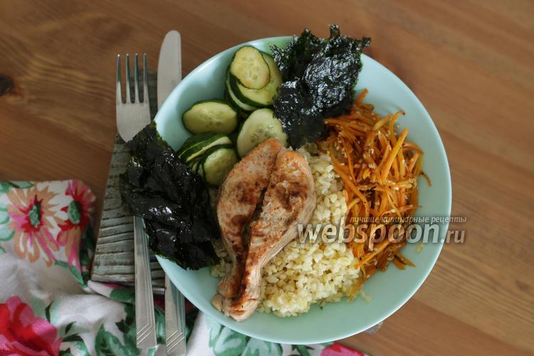 Фото Боул с булгуром, овощами, рыбой, чипсами нори