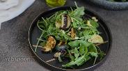 Фото рецепта Тёплый салат с баклажанами, кабачком и рукколой 