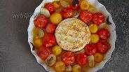 Фото рецепта Запечённый сыр камамбер с помидорами черри и чесноком 