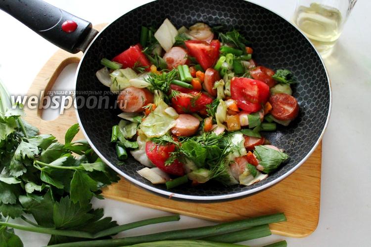 Фото Сковорода с сосисками и летними овощами