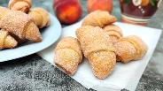 Фото рецепта Рогалики с персиками 