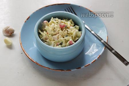 Фото рецепта Салат с крабовыми палочками, чесноком, яйцом и капустой