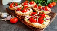 Фото рецепта Гренки с плавленым сыром, чесноком и помидорами черри 