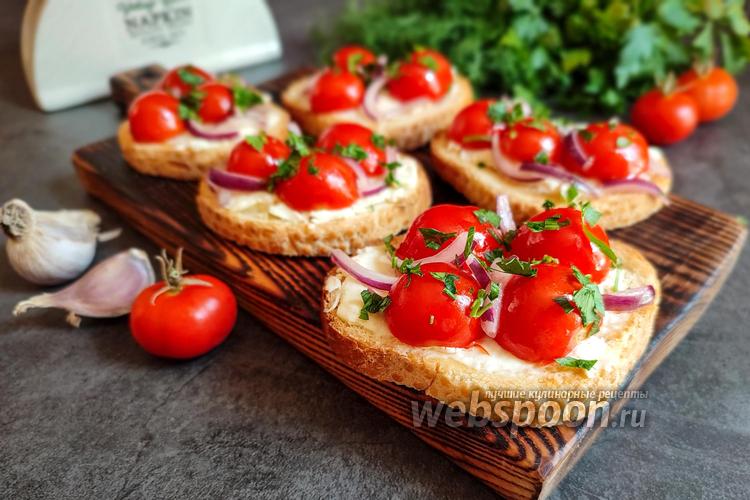 Фото Гренки с плавленым сыром, чесноком и помидорами черри 