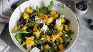 Фото рецепта Зелёный салат из манго с Фетой и голубики 
