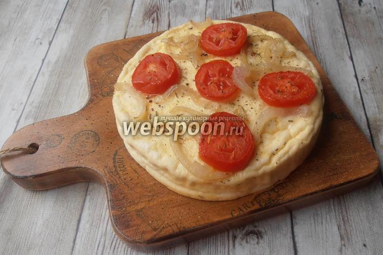 Фото Низкоуглеводная фокачча с помидорами и луком