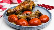 Фото рецепта Куриные голени с луком и помидорами в духовке