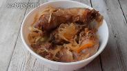 Фото рецепта Квашеная капуста с куриными шеями на сковороде