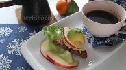 Фото рецепта Тосты с авокадо индейкой и яблоком