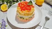 Фото рецепта Слоёный салат с красной рыбой сыром и огурцом
