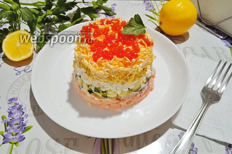 Фото Слоёный салат с красной рыбой сыром и огурцом