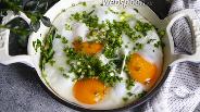 Фото рецепта Жареные яйца с луком и шпинатом 