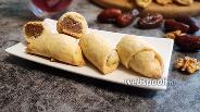 Фото рецепта Рогалики на сметане с грецкими орехами и финиками 