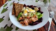 Фото рецепта Салат со свёклой консервированной  горбушей и яйцом