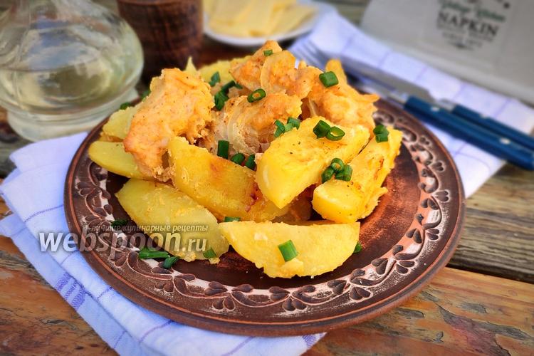 Фото Запечённое куриное филе с картошкой под майонезно-сметанным соусом