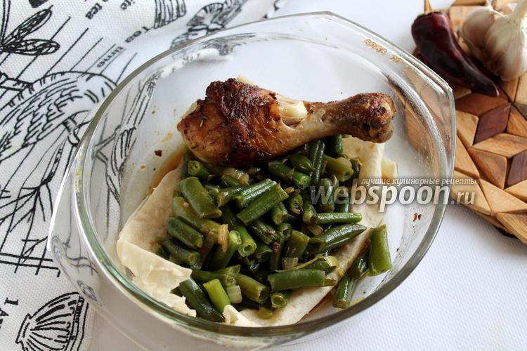 Фото Курица с зелёной фасолью на сковороде