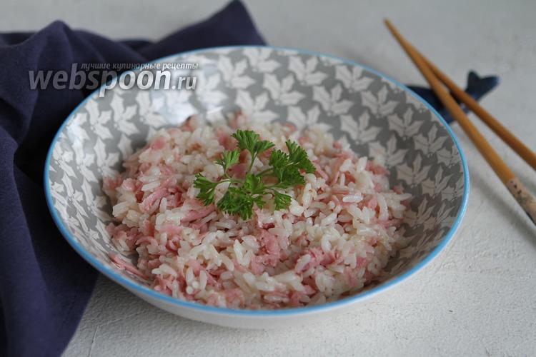 Фото Гарнир из риса с ветчиной на сковороде