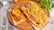 Фото рецепта Мини-пицца с колбасой и луком из дрожжевого теста