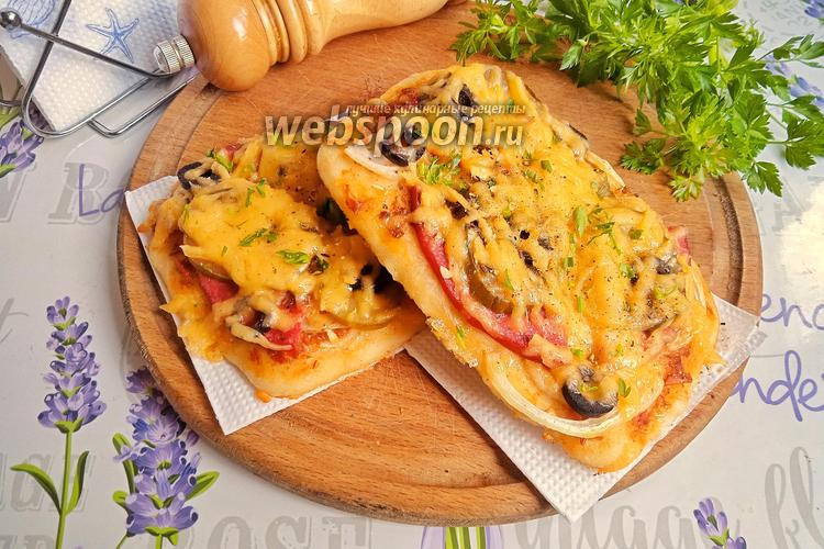 Фото Мини-пицца с колбасой и луком из дрожжевого теста