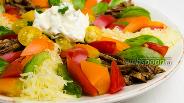 Фото рецепта Гусарский салат с говядиной и помидорами